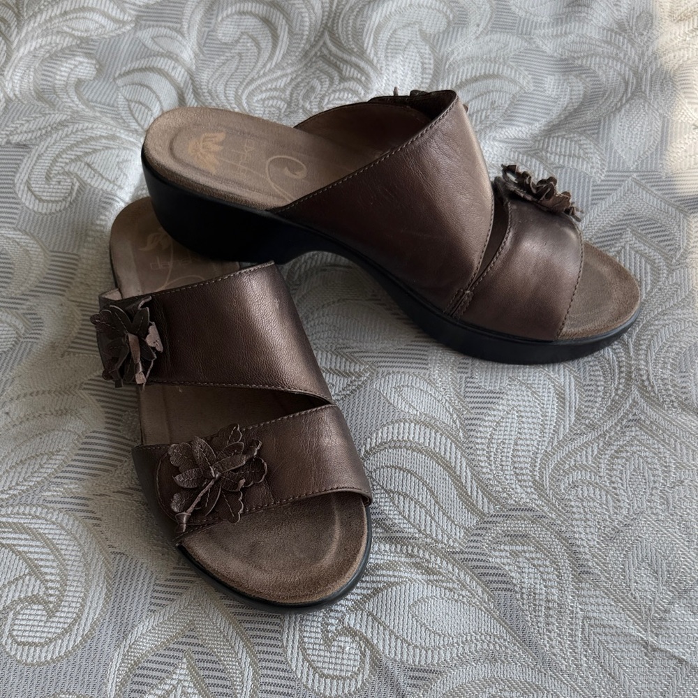 Dansko Metallic Brown Leather Sandals Floral Accent Size 7 37 adjustable clogs